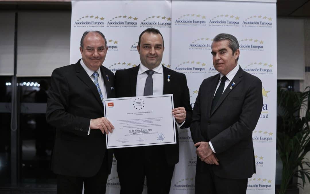 Alberto Piñol, CEO de Grupo Esneca, recibe la Medalla de Oro al Mérito en el Trabajo