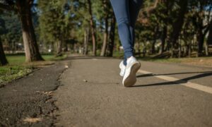 Conoce las 7 reglas para adelgazar caminando e incorpora este hábito a tu vida