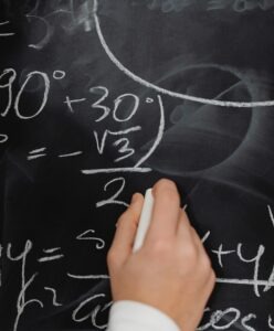 Estudia máster en física álgebra y trigonometría