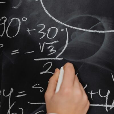 Estudia máster en física álgebra y trigonometría