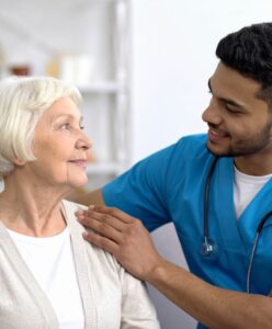 Estudia atención sociosanitaria a personas dependientes