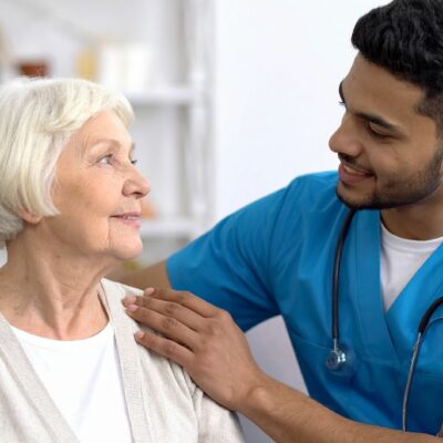 Estudia atención sociosanitaria a personas dependientes