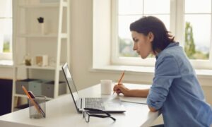 ¿Cómo saber si un curso online es fiable? Señales clave para elegir con seguridad Descubre cómo saber si un curso online es fiable