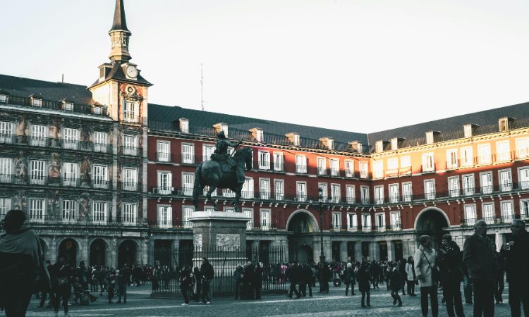 ¿Cuánto cobra un guía turístico?