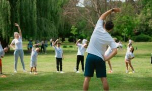 Profesor de educación física da clases al aire libre
