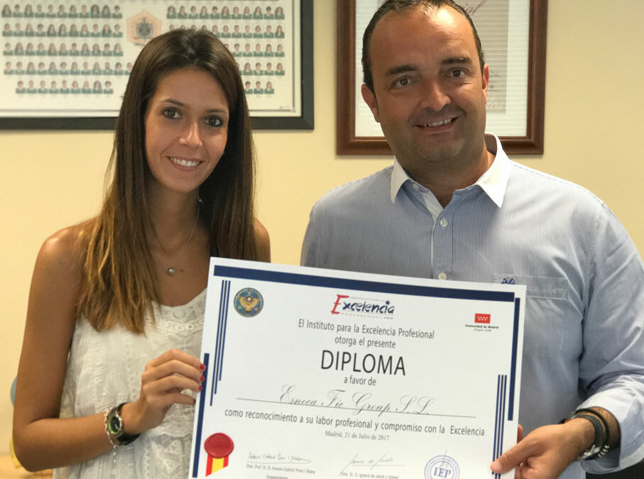 Esneca recibe la Estrella de Oro del Instituto para la Excelencia Profesional