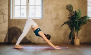 Pon en práctica estos ejercicios de yoga para principiantes en casa pdf