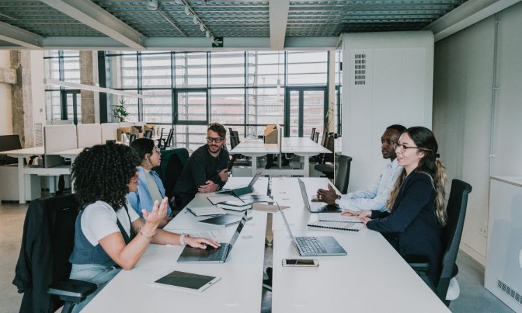 Esneca denuncia la desigualdad en el acceso de las mujeres a cargos técnicos y de dirección y lidera el cambio