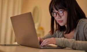 Descubre por qué estudiar psicología online