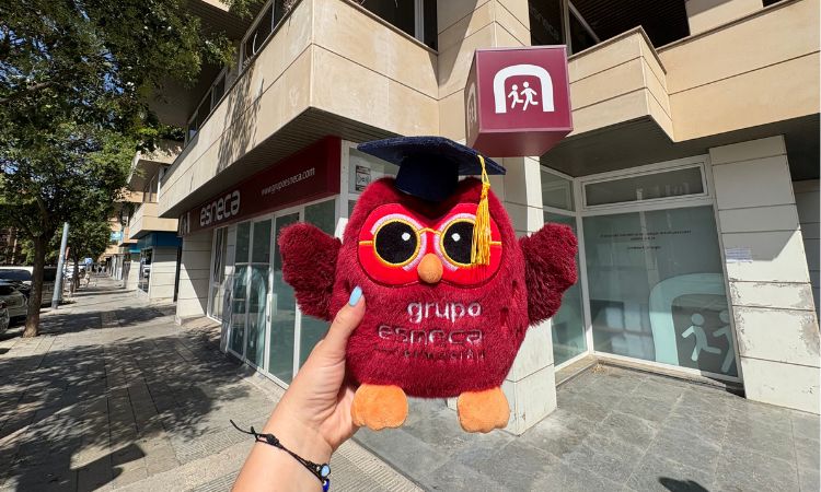 Celebramos 12 años con “Neca por el mundo”, la nueva mascota de Esneca