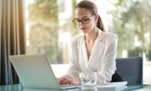 Conoce cómo redactar tu objetivo profesional, ejemplos y más en el blog.