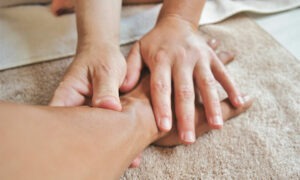 Descubre la definición de osteopatía, las ventajas de ir al osteópata y las diferencias con un fisioterapeuta