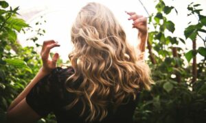 Conoce por qué se cae el pelo en verano