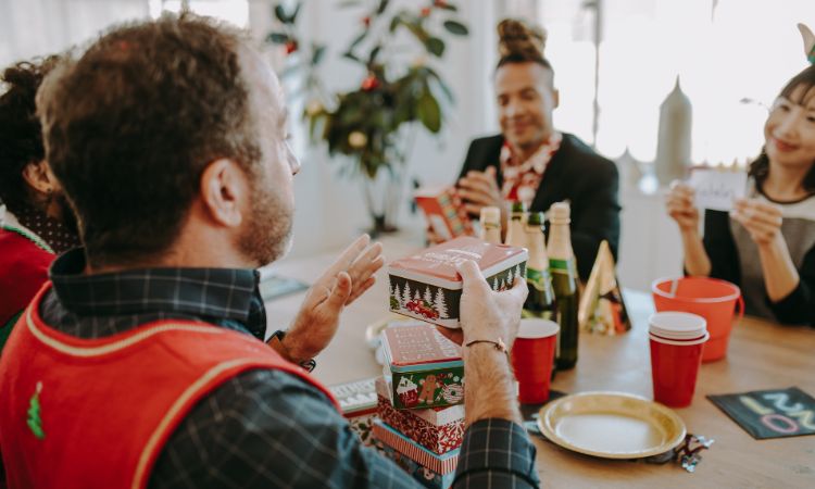 ¿Qué es el amigo invisible y cómo organizarlo en la oficina?