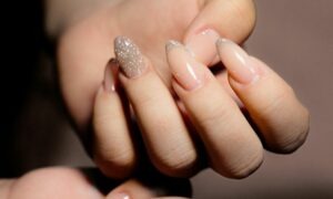 Conoce qué son las uñas acrílicas y cómo se hacen