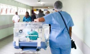 Sueldo de un auxiliar de enfermería: ¿De qué depende?