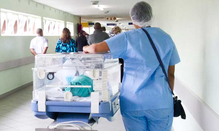 Sueldo de un auxiliar de enfermería: ¿De qué depende?