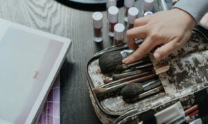 Descubre el sueldo de un maquillador de muertos y qué ventajas tiene trabajar de ello