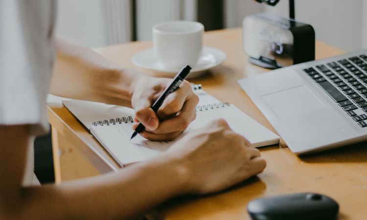 ¿Cómo funcionan las prórrogas, los exámenes y el título de Esneca Business School?